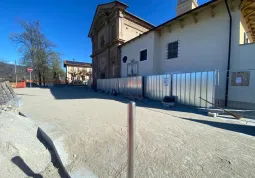 Verso la conclusione la costruzione del sagrato della chiesa di Csatelletto e la messa in sicurezza della strada